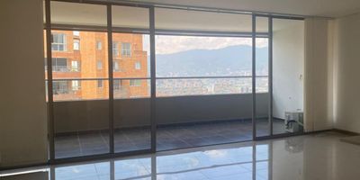 Apartamento en arriendo en unidad cerrada cerca a supermercados, con fácil acceso desde vías principales, rutas de transporte publico. Piso en porcelanato, dos niveles, sala comedor, estudio, 4 alcobas con baño en la principal, cocina integral cerrada, alcoba y baño de servicio, balcon y parqueadero lineal cubierto ). Unidad tradicional con ascensor, parque infantil, zonas verdes, vigilancia 24 horas, alarma, citofonia, alarma y circuito cerrado de tv. *Inmuebles sujetos a verificación de disponibilidad.*

