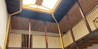 Casa de dos pisos en venta, tiene 264 metros aproximadamente. Cuenta con 5 alcobas, 3 baños, cuarto útil. Patio central cubierto y solar. Tiene red de gas.

Excelente ubicación. Muy iluminada y con buena ventilación. Tiene dos balcones.

Precio: $530.000.000