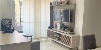 Te ofrezco para la  venta hermoso apartamento en el sector de mayorca, sabaneta, excelente ubicación central de 60 mt2, cuenta con 3 habitaciones amplias y cómodas, 2 baños, pisos en cerámica y vinilo, cocina integral con barra amplia y cómoda, balcón, zona de ropas independiente, parqueadero y cuarto útil. la unidad cuenta con piscina,  gimnasio equipado, juegos infantiles, cancha múltiple, c salón de juegos, solárium,  y salón social. excelentes rutas de transporte, sector de alta valorización que brinda alta calidad de vida.