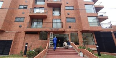 Apartaestudio en arriendo en San patricio, cuenta con 48 mts, sala comedor en un solo ambiente con chimenea, su habitación tiene una puerta de vidrio corrediza que da al balcón con ventanales grandes y una vista espectacular mas estudio. Se entrega con velos y blackout, un baño con calentador a gas, la cocina es integral Mixta mas zona de lavandería. El edificio tiene un patio pequeño y salon comunal, sus pisos laminados, se encuentra ubicado en un quinto piso con ascensor y garaje cubierto, ubicado detrás del edificio del Centro de Convenciones de Skandía que queda sobre la Av. 19 con cll 109, cerca al salón de belleza de Norberto.  Para más información comuníquese con el ejecutivo comercial Manuel Quiroga  al celular o whatsapp 3176569166 o al correo manuel.quirogainmobiliariasaliadas.com