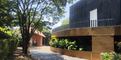 ALQUILO ESPECTACULAR LOCAL, en la mejor ubicacion privilegiada en el centro comercial unicentro, que garantiza visibilidad y accesibilidad, este espacio ofrece infinitas posibilidades para tu negocio. Sus amplios espacios, permiten la entrada de luz natural, creando un ambiente acogedor, agradable Además, cuenta con amplia terraza vista exterior.,Estos espacios ofrecen amplitud y versatilidad, para que los acondiciones a tu preferencia, brindándote la oportunidad de realzar y posicionar tu marca de manera destacada., cuenta con gradas, ascensor, ramplas para personas de movilidad reducida,  baños, amplias zonas de parqueadero, con todos los servicios. diversas vías de acceso,  $18.000.000 incluye IVA y Administración.  Contáctame para más información: INDIRA OYOLA , 3104005590.