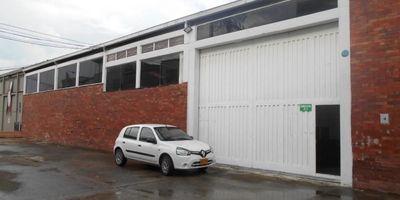 Excelente bodega de 1.129 m² ubicada en la zona de influencia del Aeropuerto Internacional El Dorado, con características ideales para logística, almacenamiento o actividades industriales. Cuenta con 841 m² de área construida de bodega a triple altura, pisos en cemento de alta resistencia, y una zona de oficinas con pisos en cerámica, perfectamente delimitada para operaciones administrativas. Dispone de 6 baños, instalación eléctrica con 15 KVA (15 caballos de fuerza) y una amplia bahía de parqueo de 288 m², que facilita la maniobra y carga de vehículos pesados. Una propiedad estratégica y funcional en una de las zonas industriales más importantes de la ciudad.