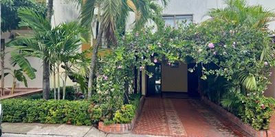 CONJUNTO CERRADO PRADO ALTO, Área 109 M2, construida 127 M2, El conjunto cuenta con portería 24 horas, piscina, parque infantil, gimnasio, salon social, Casa de dos pisos, el primer piso consta de garaje para un vehículo, sala, comedor, estudio, cocina integral, baño social, deposito, zona de lavanderia, patio exterior, el segundo piso consta de tres habitaciones con closet, habitación principal con baño privado, baño auxiliar.