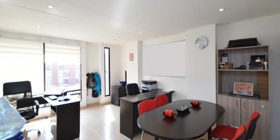 Excelente oficina para la venta en Pasadena edificio Grupo 7 quinto piso exterior, cuenta con un espacio amplio, luz natural, pisos en tableta, baños comunales por piso, vigilancia privada,  recepción, sector comercial sobre Cra 53.