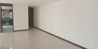Apartamento en venta en unidad cerrada, sector tranquilo cerca a multiples servicios complementarios, facil acceso a transporte publico. Piso en porcelanato y madera laminada, sala comedor, estudio, 2 alcobas con baño en la principal, cocina integral cerrada, balcon y parqueaderos lineales cubiertos La unidad cuenta con piscina, gimnasio, salon social, parques infantiles, placa polideportiva, turco, zonas verdes, vigilancia 24 hrs, citofonia y circuito cerrado de tv. *Inmuebles sujetos a verificación de disponibilidad.*

