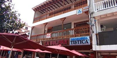 Se arrienda local comercial en Marinilla, se arrienda local que al estar en el parque central de Marinilla, una zona de gran afluencia de personas, el local gozaria de mucha visibilidad, ideal para negocios que dependen del transito peatonal, como tiendas, oficinas o restaurantes.200 metros cuadrados ofrecen suficiente espacio para disenar un establecimiento versatil, con posibilidad de areas diferenciadas segun las necesidades del negocio. Se podrian aprovechar para mostrar productos, ubicar mobiliario de oficinas o incluso crear una pequena sala de espera. para mas informacion comunicate con nosotros con gusto le atenderemos.

