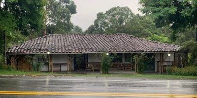 Casa Comercial en venta en el barrio  de Vía Armenia , Cuenta con un área 170m2, 4 habitaciones, 3 baños, Cocina Semi-Integral, Si, Gas Domiciliario, Calentador a Gas, corredores ,Patio, Jardines, parqueaderos cubiertos 2, parqueaderos descubiertos.