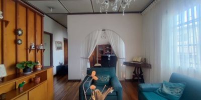 ¡Excelente inversión!

Inmobiliaria Lucia Prada te presenta en Venta amplio Apartamento en Centro, Manizales, con un área de 138m2 que consta de  Sala y comedor independientes con excelente iluminación y ventilación natural y balcón en el comedor, 4 alcobas familiares 2 con closet, cocina sencilla, 2 baños auxiliares, terraza con zona de ropas con vista panoramica.

El apartamento se ubica en todo el centro de la ciudad, con transporte, supermercados y zonas comerciales cercanos.

¡Contáctanos, 3122092858 y agenda tu cita!
 
