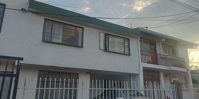 Casa independiente  de 2 pisos, cuenta con 3 habitaciones, 2 baños, sala comedor en el  mismo  ambiente, cocina tradicional, zona de lavandería, patio descubierto,  garaje cubierto para 1 vehículo,  pisos en baldosa,  área  de terreno  175 mts,  estrato 3, área construida 116 mts, cerca a la  carrera 9,  colegio Departamental de Chia.