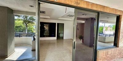 excelente ubicación Oficina iluminada  y amplia ,área 57 metros, Consta de dos oficinas amplias con baño y cocineta , sobre toda la avenida  pasoancho .Unico precio