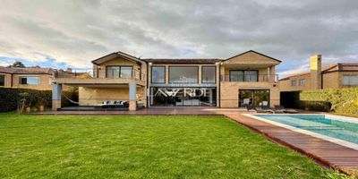 Codigo 17896. Inmobiliaria Laverde tiene el gusto de presentarte esta espectacular casa domotizada con 800m2 sobre un lote de 1500m2. Aquí encontraras espacios cómodos e iluminados para cada integrante de la familia. Al entrar en la propiedad se ubica la zona de parqueadero que cuenta con un espacio para 10 vehículos de los cuales dos son cubiertos, tras la puerta principal se encuentra un hermoso recibidor en el cual se aprecia toda la distribución de la casa. Al costado izquierda se ubica una sala de tv o recibidor de oficina privada con baño, su sala de doble altura con chimenea lineal y grandes ventanales que permiten una excelente iluminación para toda la casa, el espacio del comedor suficiente para 10 puestos y su cocina abierta moderna con electrodomésticos de alta gama y barra americana es ideal para la preparación de deliciosos platos. Su zona verde trasera complementa perfectamente la zona social ya que cuenta con una piscina climatizada con deck y baños exteriores, zona de hamacas, un espacio cerrado de bbq con horno de pan y parrillas. En su costado derecho de la casa en el primer nivel se ubica el baño social, una habitación de huéspedes completa y la sala de cine con 16 sillas ergonómicas con sonido Bosé y gran pantalla. En el segundo nivel reposa un recibidor entre las 3 habitaciones auxiliares con baño y la habitación principal con vista exterior, dos vestidores y baño con jacuzzi. En su altillo tenemos 3 habitaciones adicionales con baño compartido. ¡Agenda tu visita!