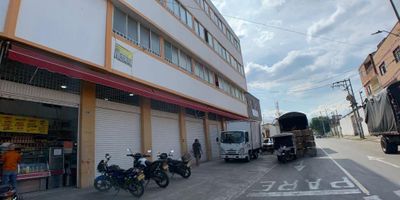 Gespron Alquila excelente bodega en sector comercial al norte de la ciudad barrio la floresta, tercer piso sin ascensor, la bodega cuenta con zona de cargue y descargue, un metraje de 200m2, escaleras metálicas con amplios espacios, la bodega cuenta con una oficina cerrada con vista exterior, zona de recepción, dos baños, dos duchas, una zona de lavado con lava trapero, piso en baldosa, la bodega es muy amplia y ventilada, cuenta con iluminación natural, el alto de la bodega es de doble altura, cerca a  zona comercial y alto trafico de personas, que esperas llámanos ya....