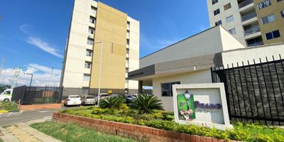 Gespron, Alquila! Hermoso apartamento en Jamundí sector pangola 7 piso con ascensor, parqueadero propio, con sala comedor, cocina semi integral con muebles inferiores y superiores zona de ropa con punto para lavadora, estudio, baño completo, habitación con closet de madera y vista al parque, habitación principal con baño privado y closet de madera de techo a pie, listo para estrenar, la unidad cuenta con zona infantil, piscina, gimnasio con excelentes maquinas, Hall de espera en portería y excelente servicio de seguridad que esperas . Que esperas, llámanos ya!!! 8852929!