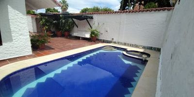 ¡DESCUBRE TU NUEVO HOGAR EN ESTA ESPECTACULAR CASA DE ESTILO COLONIAL! CASA DE DOS PISOS REMODELADA UBICADA EN UNA EXCLUSIVA VÍA CERRADA CON SEGURIDAD 24 HORAS, AMPLIOS ESPACIOS INTERNOS Y EXTERNOS, PRIMER PISO PISCINA CON JACUZZI, GARAJE, AMPLIA SALA Y COMEDOR, ESTUDIO, COCINA INTEGRAL EN MADERA IGUÁ, BAÑO AUXILIAR, PATIO INTERIOR CON ZONA BBQ, ALCOBA PARA HUÉSPEDES CON BAÑO PRIVADO, SEGUNDO PISO TRES AMPLIAS ALCOBAS UNA CON BAÑO PRIVADO, CADA UNA CON BALCÓN, VENTILADORES Y AIRE ACONDICIONADO, BAÑO AUXILIAR ¡ES EL LUGAR IDEAL PARA VIVIR CON ESTILO Y CONFORT! .CONTÁCTANOS PARA MÁS INFORMACIÓN Y PARA AGENDAR TU VISITA.