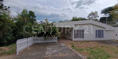 Disfruta vivir en la tranquilidad de una casa campestre ubicada en la Buitrera Palmira ( sitio Chontaduro)  con un lote de terreno de 1534 mts2 y 170 mts construidos, ideal para familias que desean vivir rodeadas de naturaleza y sin alejarse de la Ciudad, dicha propiedad se encuentra distribuida en sala comedor , 2 habitaciones y 1 habitación del servicio, la principal con baño privado, 2 baños, excelentes zonas sociales y corredores al rededor de la casa, cocina integral completamente equipada, parqueadero para 4 vehículos. Alarma comunitaria.