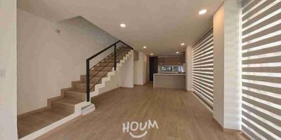 [VEN] ID HOUM: 139530

En Houm te ayudamos de forma fácil y segura. Los beneficios de comprar con nosotros:
    • Te ayudamos a conseguir financiamiento a través de una asesoría personalizada
    • Mediación y seguimiento de todo el proceso
    • Ponemos a tu disposición profesionales en notariado, registro y asesoría jurídica
¡Solo te preocupas de las firmas!

Casa en venta, ubicada en el barrio 3 esquinas, con una superficie construida de 115.00 m² y superficie total de 115.00 m². 

Sus principales características son:

    • 3 dormitorios
    • 4 baños
    • Admite mascotas
    • 2 parqueaderos
    • Año de construcción: 2024
            
Además, el inmueble cuenta con las siguientes amenidades:

    • Salón de eventos
    • Vigilancia 24 hrs
    • Zona de juegos
    • Alberca
    • Zona de asadores

Si compras con nosotros, te brindamos asesoría personalizada durante todo el proceso.
Más que una corredora, somos Houm.
*Aplican T&C