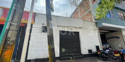 Local comercial ubicado sobre la carrera 15 con muy buena visibilidad, local cerca a la esquina. Cuenta con entrada cortina metálica de seguridad y fachada con puerta para poder utilizar el inmueble al momento laboral, espacio amplio e iluminado con espacio de almacenamiento y un baño.