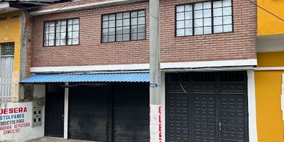 AMPLIA CASA DE DOS PISOS EN EL CENTRO DE LA CIUDAD GRAN OPORTUNIDAD DE INVERSION Y BUEN SECTOR COMERCIAL DE GIRARDOT, PRIMER PISO DOS LOCALES COMERCIALES, CADA UNO CON BAÑO, VENTILADORES, BODEGA, SEGUNDO PISO CUATRO HABITACIONES, DOS BAÑOS, COCINA SENCILLA Y SALA COMEDOR, ESPACION PARA PARQUEO PARA UNA MOTO, ESPACIOS INTERIORES AGRADABLES Y EXCELENTE ILUMINACION, CONTACTANOS!!!