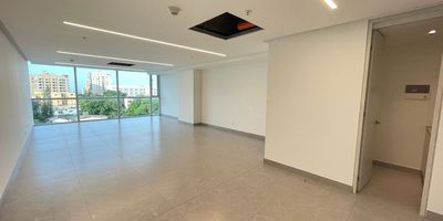 Oficina disponible en arriendo ubicada al norte de la ciudad de barranquilla en el sector del barrio el poblado, sobre vía principal, sector comercial, cuenta con un área de 62m2 , dispone de cocineta, baño interno, vista a la calle, parqueadero privado de sótano, el edificio cuenta con vigilancia 24.7, control de acceso, parqueadero de visitantes, salón de auditorio, cafetería, Gym, cada piso cuenta con baños comunales, ubicado muy cerca de supermercados, restaurantes, transporte público cercano, entidades financieras
cod 333