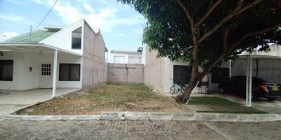 LOTE  CON ÁREA DE 114M2 FRENTE 7 MTS Y FONDO 16 MTS,  UBICADO EN GIRARDOT EN CONJUNTO CERRADO CON USO PARA VIVIENDA, DISPONIBILIDAD DE SERVICIOS PUBLICOS,  CUENTA CON ZONAS COMUNES, SALÓN COMUNAL, PISCINA, CANCHA MÚLTIPLE, ZONA INFANTIL, JACUZZI, BAÑOS TURCOS, CÁMARAS PERIMETRALES, VIGILANCIA 24 HORAS, PORTERÍA EXTERNA, EXCELENTE UBICACIÓN. A 1 KM DE UNICENTRO Y JUMBO. CONSTRUYE TU CASA IDEAL. CONTACTANOS!!!