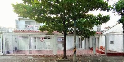 CASA DE DOS  PISOS CON AREA DE  PISCINA CERCA A LA EMPRESA DE ENERGÍA ENEL Y SECTOR SALUD. AREA LOTE 558 MTS 2, AREA CONSTRUIDA 458 MTS 2, FRENTE 14,00 MTS, FONDO 42,00 MTS APROXIM. ANTEJARDIN ENREJADO CON PARQUEADERO EXTERNO PARA 2 CARROS, GARAJE INTERIOR PARA 2 CARROS, CINCO HABITACIONES ,  UN ESTUDIO, 1 BAÑO PRIVADO, 2 BAÑOS COMPARTIDOS, 2 BAÑOS AUXILIARES, HALL DE ALCOBAS, DOS SALAS, COCINA SENCILLA, DOS COMEDORES, 2 BALCONES.