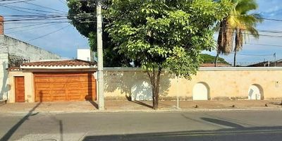 Hermosa casa en el barrio la Magdalena, excelente ubicación a pocos metros de la Av. Bavaria, tiene mil doscientos m2 de lote y trecientos treinta y cinco m2 construidos en un solo nivel, excelente distribución con cocina integral cerrada, despensa, sala amplia, sala auxiliar, comedor independiente, 2 sala de estar, comedor auxiliar, 4 habitaciones con closet, dos baños privados, dos baños compartidos ,recibidor,  cuarto de servicio con baño, salón de juegos, jardín interior con fuente, zona BBQ, piscina, cuarto y patio de ropas, tanque subterráneo, bodega, garaje para 4 vehículos.  Ideal para comercio, uso recreativo, Institucional o vivienda, no esperes mas, realiza una excelente inversión.

