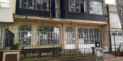 Descubre esta majestuosa casa en arriendo con 9 habitaciones y 5 baños, perfecta para familias numerosas o inversionistas. Con 240 metros cuadrados de espacio, ofrece amplitud y comodidad en cada rincón. Además, cuenta con 1 parqueadero para tu conveniencia. Ubicada en una zona privilegiada, esta propiedad es ideal para aquellos que buscan lujo y exclusividad. No pierdas la oportunidad de vivir en este oasis de elegancia por tan solo $8,000,000. ¡Haz de esta casa tu nuevo hogar!