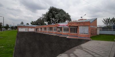 Local de 221.19m2 con mezzanine, baño y depósito. Ubicado en el barrio La Coruña, Ciudad Bolívar. Zona altamente residencial con gran visibilidad, contiguo a Estación de Servicio Terpel y Cerca a Centro Comercial Gran Plaza El Ensueño Y Universidad Distrital. Excelentes vías de acceso como Av. Villavicencio y Autopista Sur. Iluminación natural, cuenta con bahía de parqueo. Posibilidad de ampliación hasta de 500m2.