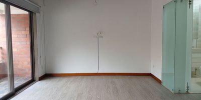 Casa en arriendo en unidad cerrada. Ambiente tranquilo y de poco flujo vehicular. Aire fresco y natural. Piso en cerámica y madera laminada, dos niveles, sala comedor, estudio, 3 alcobas con baño en cada una, cocina integral abierta tipo americano, baño de servicio, terraza, balcón, jardín y parqueaderos. Piscina, salón social, parque para niños, vigilancia, circuito cerrado de tv, portería 24 horas y citofonía.  Inmuebles sujetos a verificación de disponibilidad.

