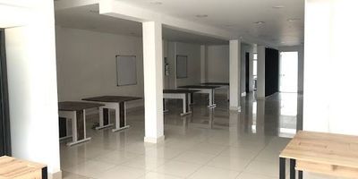 Oficina amplia 240 mts2, espacio perfecto para alojar más de 30 personas, tiene salas de reuniones, acceso a zonas comunes cerca de centros comerciales.  Canon más IVA