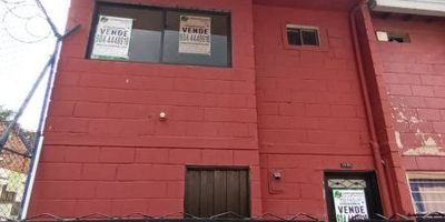 Casa Ubicada en el barrio San Pio Valle Sur, segundo y tercer piso esta propiedad cuenta con todas las comodidades para que disfrutes de una excelente calidad de vida. Sus amplias 4 alcobas, 3 closet, 2 baños completos, cocina integral, acogedora sala, y comedor aparte. amplios espacios interiores y exteriores te harán desear quedarte en casa, la propiedad tiene patio. Ubicada a pasos de colegios y El transporte público está a la vuelta, lo que te conecta rápidamente con toda la ciudad.  ¡Aprovecha esta oportunidad única de adquirir tu nuevo hogar!