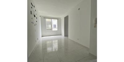 Vendo apartamento en segundo piso  en cerezos de ciudad del valle 

Zona residencial segura y tranquila. Al lado tendrás  supermercado, centros educativos, gimnasio y muchos más locales comerciales.  Sin dejar de lado la gran zona verde para la Recreación.

Este apartamento cuenta con 43 metros cuadrados con dos cómodas alcobas, un baño completo,  cocina semi integral, sala comedor  y zona de oficios. 

La unidad residencial cuenta con parqueadero comunitario  interno y  externo para visitantes, vigilancia 24/7, piscina, salón social y zona infantil. 

SC
 
