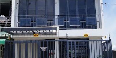 PRECIO DE OPORTUNIDAD . HERMOSA CASA CON PISCINA PRIVADA ACABADOS MODERNOS DE TRES PISOS DISTRIBUIDOS ASI,  PRIMER PISO CON ANTEJARDIN, BAÑO SOCIAL, COCINA INTEGRAL, , DUCHA Y ESCALERA CON ACCESO AL  SEGUNDO PISO QUE CUENTA CON 3 HABITACIONES CADA UNA CON CLOSET Y AIRE ACONDICIONADO, BAÑO AUXILIAR, SALA Y ESCALERA CON ACCESO AL TERCER PISO CON TERRAZA AMPLIA, BBQ Y ZONA DE LAVANDERIA. LA CASA TIENE CERCA ELECTRICA EN LA PARTE DELANTERA Y TRASERA . ESTA UBICADA CERCA A LA ZONA HOSPITALARIA, IGLESIAS, RESTAURANTES, HOTELES Y CON FACIL ACCESO A LA VIA GIRARDOT - MELGAR.  SE ESCUCHAN OFERTAS 