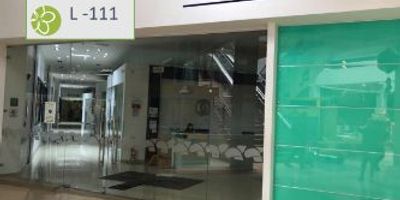 Local con recepción, 23 consultorios, unidades de oncología, diálisis y VIH, unidades de sueño y observación, laboratorio, farmacia, sala de espera, atención psicológica, aire acondicionado, red central de oxígeno, muelles de ambulancia, batería de baños de usuarios y empleados, oficinas, sala de capacitaciones y bodegas.  Canon más IVA.