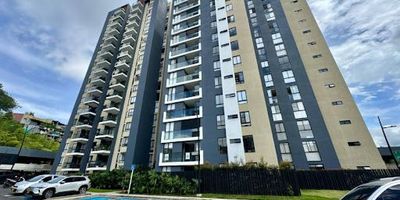 Apartamento en Arriendo en Cerritos - Pereira. Cuenta con un área de 76m2, 2 habitaciones, 2 baños, 1 parqueadero cubierto, Cocina Integral, Sala-Comedor, Gas Domiciliario, Calentador a Gas, Zona de Ropas, Balcón con Jacuzzi, Cuarto Útil, Conjunto Cerrado, Ascensor, Vigilancia, Salón Social, Parqueadero Visitantes, Sala Reuniones-Coworking, Piscina, Canchas, Juegos Infantiles, Gimnasio, Jardines, Zona Húmeda, Zona BBQ, Shut Basuras, Antejardín.