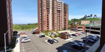 Apartamento en venta en la Av. Sur de Pereira. Cuenta con un área de 77m2, 3 habitaciones, 2 baños, 2 cuartos auxiliares, parqueadero cubierto, Cocina Semi-Integral, Sala-Comedor, Gas Domiciliario, Zona de Ropas, Balcón, Conjunto Cerrado, Ascensor, Vigilancia, Salón Social, Parqueadero Visitantes, Piscina, Canchas, Juegos Infantiles, Gimnasio, Jardines, Zona Húmeda, Zona BBQ, Shut Basuras, Planta Eléctrica.