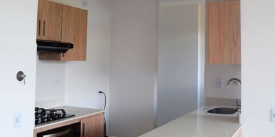Apartamento para venta en Rionegro, sector Ojo de agua, cerca al centro comercial San Nicolás, a la clínica Somer y supermercados Jumbo. Ubicado en un piso 6, el apartamento cuenta con un área de 64 m² aproximados y consta de 2 alcobas, 2 baños, closet, salón comedor, 2 balcones, cocina integral, estudio, calentador, zona de ropas, piso en cerámica y parqueadero cubierto más cuarto útil. En unidad cerrada que cuenta con ascensor, salón social, piscina, sauna, turco, juegos infantiles, parqueadero para visitantes, zonas verdes, canchas, gimnasio y portería 24 horas.