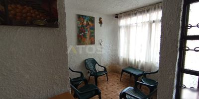 Atos Inmobiliaria Vende Casa en el Centro de Tunja

Ubicación: Barrio Maldonado, centro de Tunja. Cerca del Colegio La Presentación, Hospital San Rafael e Iglesia de Las Nieves. Zona céntrica y conveniente.

Detalles: Casa de 203 m², de dos niveles y estilo colonial. Primer nivel: garaje para tres vehículos, patio de ropas, sala de estar, sala y comedor independientes, cocina integral y dos baños. Segundo nivel: cuatro alcobas, sala de estar, baño social y baño privado. Además, cuenta con altillo y antejardín. Espacio amplio y cómodo, ideal para familias.

Contáctanos: Atos Inmobiliaria, Centro Comercial Unicentro Tunja, Local 1-004.