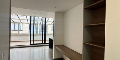 Bienvenidos a este encantador apartamento

Este apartamento se encuentra equipado con todo lo que necesitas
 2 habitaciones acogedoras con amplios closets.
 3 baños para tu comodidad y privacidad.
 Cocina integral tipo americana.
 Zona de lavandería.
 Espaciosa sala comedor para momentos memorables.
 Amplia terraza cubierta y
 Incluye 1 parqueadero.

Tu nuevo hogar te espera.