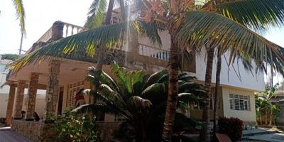 Te presentamos esta casa ubicada en el sector San Lorenzo-Sector Salgar, un lugar estratégico de la ciudad gracias a su alto flujo peatonal y vehicular, área de terreno: 2000 m2. Inmueble con disposición medianera de 2 pisos, 2 habitaciones, 2 baños, sala, comedor, cocina, garaje, balcón, patio y amplias zonas verdes. Vetustez 36 años. No esperes más y anímate a encontrar con nosotros tu lugar ideal. Contáctanos y déjanos tener el privilegio de atenderte.