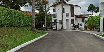 VENDO DIRECTAMENTE, LOTE DE DOS MIL M2 UBICADO EN EL  CONJUNTO CAMPESTRE NOGALES  DE QUIMBAYA, A CINCO MINUTOS DEL PUEBLO.
 CON UNA MAGNIFICA VISUAL DEL PAISAJE CULTURAL CAFETERO, TIENE POZO SEPTICO. COLINDA CON  RESEVA DE GUADUALES EN UNO DE SUS LINDEROS. TIENE SERVICIO DE ENERGIA Y AGUA.SEGURIDAD 24/7
ESTA EN EL KILOMETRO UNO VIA A PANACA.-INFORMACION: OLGA INES ALDANA