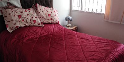 Habitación completamente dotada con cama, tendidos, closet, escritorio con silla, tv, internet, cocina grande, con estufa y 2 espacios en la nevera, baño privado con agua caliente, hall, sala comedor con mesa de 8 puestos, incluye todos los servicios con lavadora. Sobre la calle 100 con cra 13.