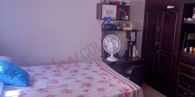 Codigo 10618. Venta de casa dúplex en conjunto residencial en el barrio San Felipe en la ciudad de Barranquilla.Tres habitaciones, dos baños, sala, comedor, cocina integral, un parqueadero.Por su excelente ubicación, en pocos minutos se accede al Centro Comercial Americano, Almacén Éxito San Francisco, Centro Comercial único y Normal La Hacienda.Se logra rápida conexión con la calle 72, para llegar al Malecón del Río.No se paga administración