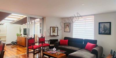 Codigo 8630. Vendo hermosa y acogedora casa en conjunto cerrado, la vereda La Balsa del municipio de Chía. Sector que se caracteriza por la facilidad de desplazamiento hacia o desde Bogotá por diferentes vías como: la vía Guaymaral, la vía Cota - Suba/Siberia y próximamente por la autopista a través de la Troncal de Los Andes.La casa se caracteriza por: Ser esquinera con muy buena iluminación natural en toda la casa, patio cubierto con pérgola y zona de ropas independiente, terraza amplia con vista panorámica, cocina abierta, sala comedor con chimenea, estudio, family room. El conjunto cuenta con 40 casas, salón comunal, terraza, parque infantil, golfito, cancha deportiva, teatrino con fogata, amplias zonas verdes.