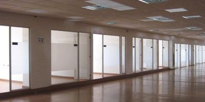 Oficina amoblada por cada 100 mts2, 1 parqueadero.  Zonas comunes, parqueadero de motos, bicicletas, ascensores, vigilancia y supervisores.  Canon más IVA