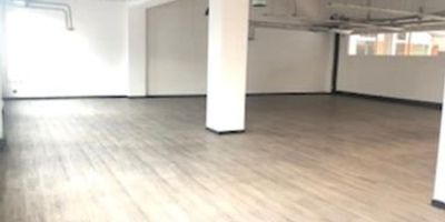 Oficina amoblada por cada 100 mts2, 1 parqueadero.  Zonas comunes, parqueadero de motos, bicicletas, ascensores, vigilancia y supervisores.  Canon más IVA