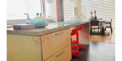 Codigo 7931. Espectacular Casa Campestre, ubicada estratégicamente cerca a la variante Chía - Cota y a la vía Guaymaral. Para familias que buscan Tranquilidad, esparcimiento, amantes de la naturaleza y de las actividades al aire libre por su cercanía a lugares turísticos como son la Valvanera donde se practica ciclo montañismo, caminatas, cabalgatas, cerca a exclusivos restaurantes, colegios con BI, y mucho más...El conjunto cuenta con 7 Casas, atractivo para familias que buscan mayor privacidad.La casa cuenta con amplia zona verde exclusiva, jardines y BBQ, 3 parqueaderos, deposito, cuarto de servicio con baño, áreas sociales amplias, hermosa cocina con isla, sala comedor y estudio independientes, 4 alcobas amplias con baño, estar de alcobas, balcones y terraza. Excelente iluminación natural , vista a las montañas. .