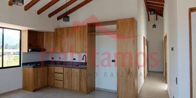 Ubicada en unos de los mejores sectores del Municipio del Carmen de Viboral se encuentra esta casa con un área de 78 metros cuadrados y una iluminación natural increíble. 
Con acabados de lujo, esta propiedad cuenta con 3 habitaciones, dos baños, amplio balcón, patio de ropas y con la posibilidad de adquirir garaje privado cubierto!