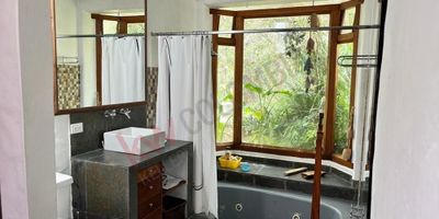 Codigo 13085. Encantadora casa campestre en Tabio, Cundinamarca, ubicada en la apacible vereda de Río Frío Oriental. Con un generoso terreno de 5185m2 y una construcción de 370m2, este hogar ofrece el refugio perfecto en un clima frio.La casa cuenta con 3 acogedoras habitaciones, cada una con su propio baño privado, además de un baño social, lo que suma un total de 4 baños. El piso laminado en tablón agrega un toque rústico y cálido a los espacios.La cocina integral es ideal para los amantes de la gastronomía, mientras que la despensa brinda espacio adicional de almacenamiento. El comedor es un lugar encantador para disfrutar de las comidas en compañía de la naturaleza circundante. Esta casa campestre es el refugio perfecto para aquellos que buscan tranquilidad y comodidad en un entorno natural.