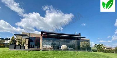 Codigo 12045. Exclusiva propiedad, en conjunto cerrado, ubicada en lote de 2200 m2, con acabados de lujo y confort en elegante diseño. Cuenta con sala y comedor con chimenea, sala de tv, área de bbq en amplia terraza, jacuzzi,cocina profesional completamente equipada con electrodomésticos de última generación, estudio, playroom niños,3 alcobas con baño, alcoba principal con walk in closet, cuarto de servicio con baño, zona de ropas. depósitos, parqueadero cubierto para 3 carros y parqueadero descubierto para 6 carros, incluye casa de muñecas y jardín de diseño, el conjunto cuenta con cancha de tenis, cancha de fútbol, piscina, zona húmeda, juegos para niños y club house. Amplia y hermosa vista sobre el valle de Sopó y reserva forestal, a quince minutos de Chia, cuenta con cortinas automatizadas, sistema de seguridad con cámaras y sensores, todos los vidrios y ventanas cuentan con películas de seguridad y filtro UV 3M, lamparas de cristal y casa de muñecas en madera.